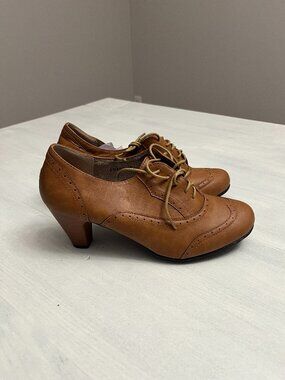 Refresh Amany Wingtip Oxford Faux-Leather Lace-Up Heeled Ankle Boots in Tan